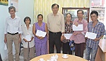Trao 10 phần quà cho những hoàn cảnh khó khăn