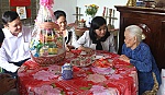 Đồng chí Châu Thị Mỹ Phương chúc tết gia đình chính sách