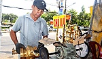 Đánh bóng lư đồng 