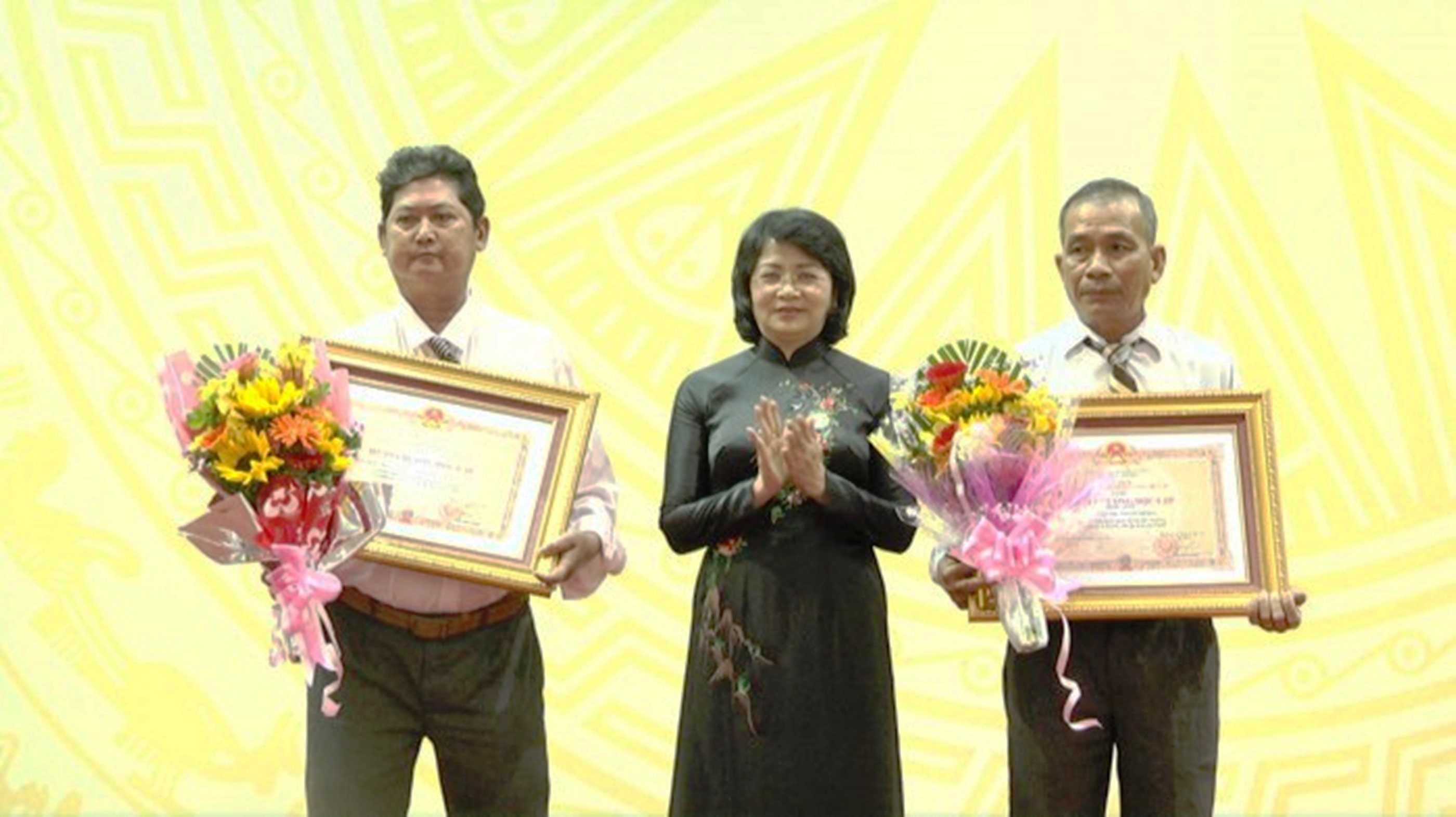 Phó Chủ tịch Nước trao Huân chương Độc lập Hạng Nhất cho 2 gia đình liệt sĩ