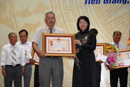 hó Chủ tịch Nước trao Huân chương Độc lập Hạng Nhì cho gia đình liệt sĩ