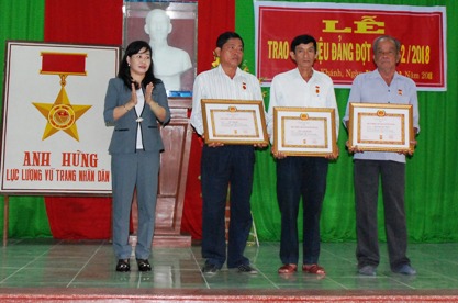 Bí thư Thị ủy Cai Lậy Châu Thị Mỹ Phương trao Huy hiệu Đảng cho đảng viên 50 và 30 năm tuổi đảng