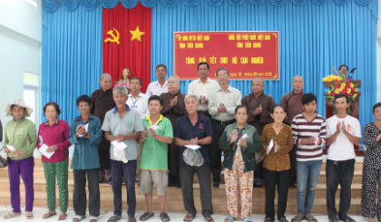 Trao quà Tết cho hộ cận nghèo các xã của huyện Gò Công Tây