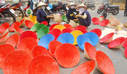 Công nhân đang sơn nón để trang trí cho một tiểu cảnh.