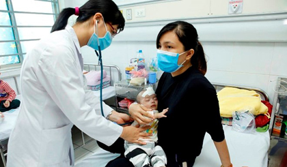Chăm sóc điều trị cho trẻ mắc bệnh cúm tại Bệnh viện Nhi Trung ương. (Ảnh: Dương Ngọc/TTXVN)