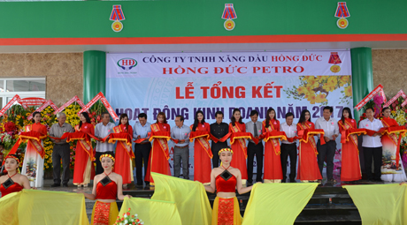 Nghi thức cắt băng khai trương.