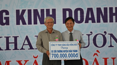 Ông Đinh Văn Hữu trao bảng tượng trưng tặng xe cứu thương cho huyện Châu Thành.