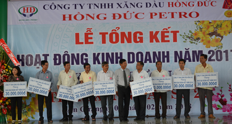 Trao bảng tượng trưng tặng nhà đại đoàn kết.