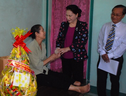 Chủ tịch Quốc hội chia sẻ khó khăn của thương binh Lê Thị Hiếu