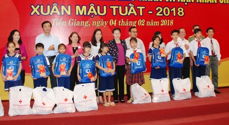 Chủ tịch Quốc hội cùng lạnh đạo trung ương và tỉnh Tiền Giang tặng quà Tết cho trẻ em có hoàn cảnh đặc biệt khókhăn