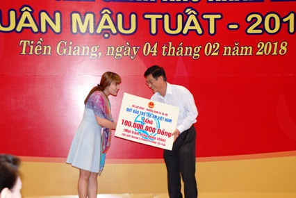 Đại diện Quỹ Dasnet Charity Fund trao bảng tượng trưng chương trình quà Tết cho Giám đốc Sở LĐ-TB&XH Tiền Giang