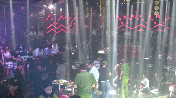 Bên trong vũ trường New Club khi bị công an vây bắt.