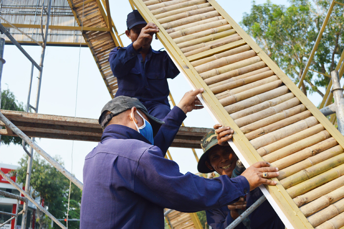 Công nhân tất bật thi công đường hoa Hùng Vương để đưa vào hoạt động.