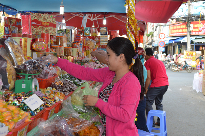 Gian hàng bánh mứt trên đường Lê Văn Duyệt, Phường, TP.Mỹ Tho.