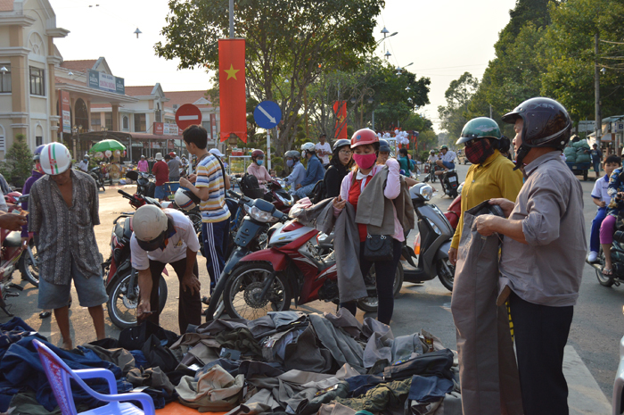 Chợ sale tất bật trên đường 30-4.