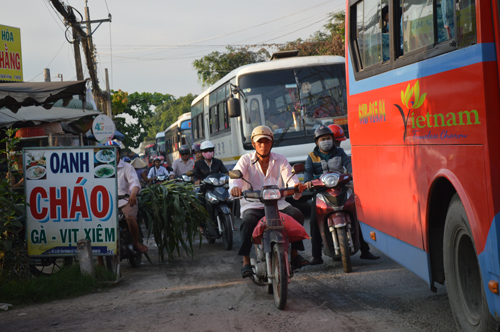 Chen chúc trên đường tỉnh 866.