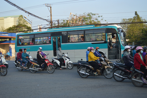 Cửa xe lúc nào cũng mở để dễ dàng cho việc tài xế tấp vào lề cho công nhân xuống xe.