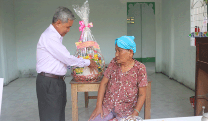 Đoàn đến thăm, chúc Tết và tặng quà tại các gia đình chính sách ở hai xã Tân Hòa Thành và Phước Lập 1 (huyện Tân Phước).