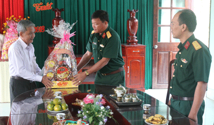 Đoàn đến thăm và chúc Tết tại Trung đoàn Bộ binh 924 và Kho K1 - Bộ Chỉ huy Quân sự tỉnh.