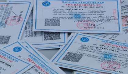 Thẻ bảo hiểm y tế cấp cho người dân. (Ảnh: PV/Vietnam+)