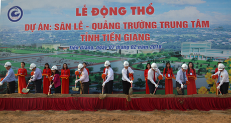 Lãnh đạo tỉnh thực hiện nghi thức khởi công dự án.