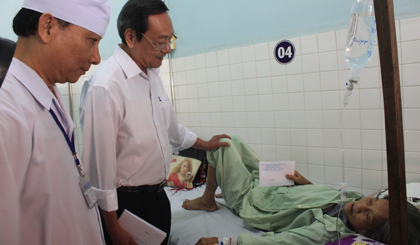Trao quà cho bệnh nhân tại Bệnh viện Đa khoa khu vực Cai Lậy
