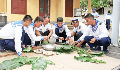 Thi gói bánh chưng ở đảo Nam Yết.