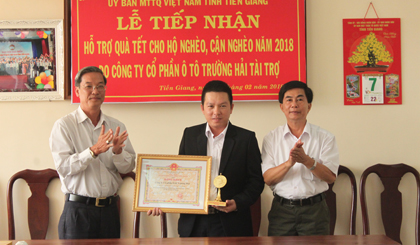 Thay mặt UBND tỉnh, UBMTTQ tỉnh trao Bằng khen cho Công ty