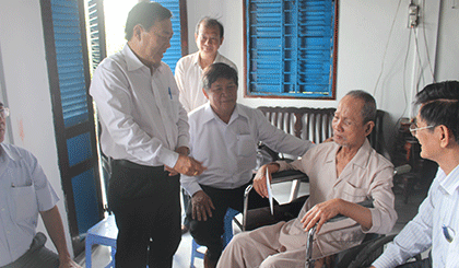 Đoàn thăm và chúc tết ông Nguyễn Văn Xuyến, thương binh 61%, ấp Mỹ Hưng
