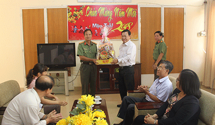 tiếp đến, Đoàn đến chúc mừng các cán bộ, giáo viên Trường Văn hóa II - Bộ Công an 
