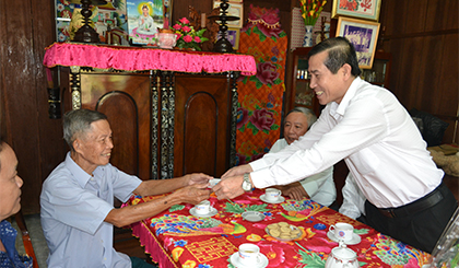 hăm và tặng quà tết cho ông Trương Văn Phấn, cán bộ hưu trí, ngụ xã 