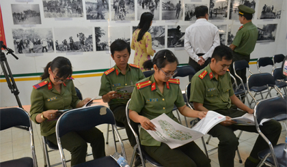 Đại biểu tham quan khu trưng bày triển lãm sách, báo xuân năm 2018