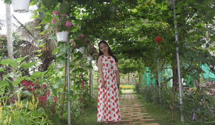 Con đường dẫn vào vườn hoa Bách Nhật Hoa Viên.