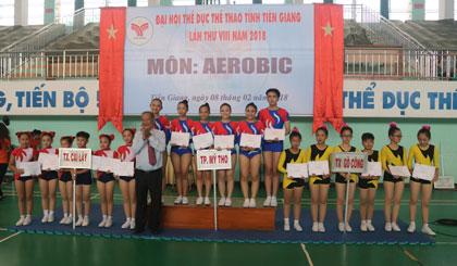 Phó Giám đốc Sở VH-TT&DL Trần Thanh Phúc trao giải cho các VĐV đạt thành thích.