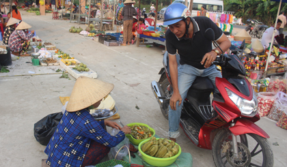 Chợ quê với những món hàng “cây nhà, lá vườn”.