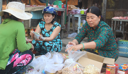 Hàng hóa ở các chợ vùng quê cũng phong phú và dồi dào không kém nơi thành thị.