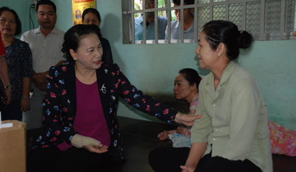 Chủ tịch Quốc hội Nguyễn Thị Kim Ngân chúc tết, tặng quà thương binh Lê Thị Hiếu, ngụ xã Phước Thạnh, TP. Mỹ Tho.