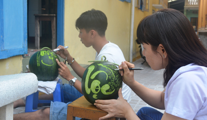 Khắc dưa hấu tết.
