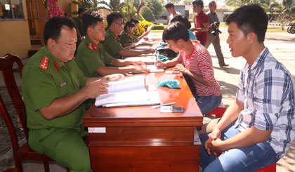 Các phạm nhân làm các thủ tục trước khi về với gia đình.