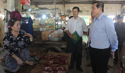 Chủ tịch UBND tỉnh Lê Văn Hưởng trao đổi với tiểu thương chợ Thiên Hộ.