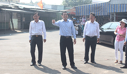 Chủ tịch UBND tỉnh Lê Văn Hưởng đánh giá cao đơn vị thi công tuyến đường Lê Văn Phẩm (đoạn từ chợ đêm đến đường Lý Thường Kiệt)