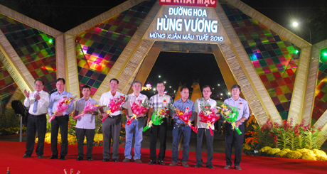 Tặng hoa cho các nhà tài trợ.