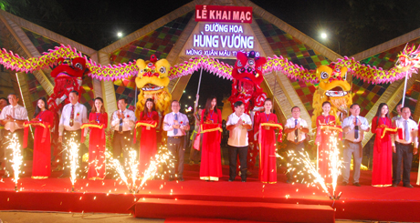 Cắt băng khai mạc Đường hoa Hùng Vương mừng xuân Mậu Tuất 2018.