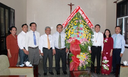 Thông qua Giám mục Nguyễn Văn Khảm, Giám mục giáo phận Mỹ Tho, Phó Bí thư Thường trực Tỉnh ủy Võ Văn Bình gửi lời chúc xuân an lành đến toàn thể chức sắc, chức việc và giáo dân Công giáo