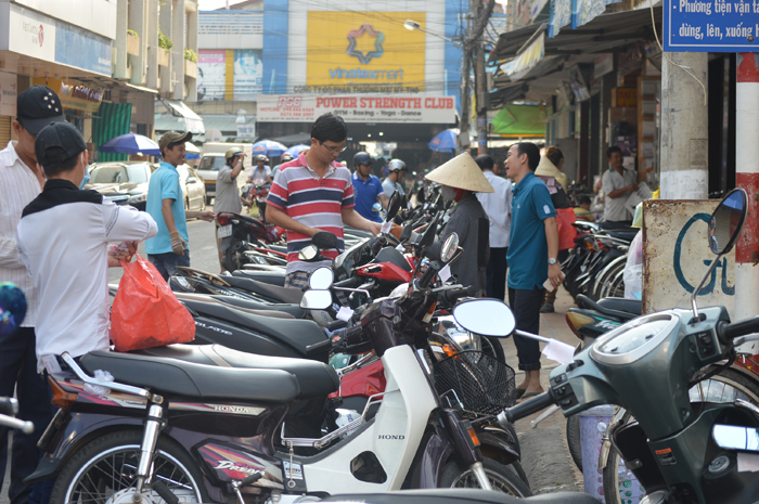 Giữ xe tại Bách hóa Phường 1.