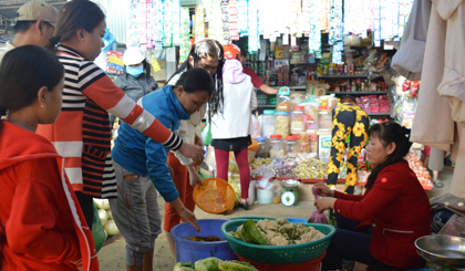 Không khí mua bán ngày 29 tết tại chợ Trung An (TP. Mỹ Tho).