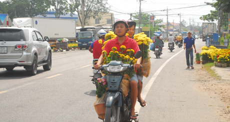 Người dân mua hoa ở Quốc lộ 50.