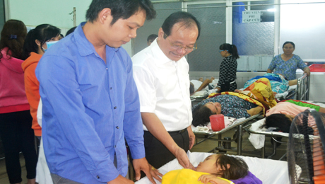 Ân cần thăm hỏi, động viên bệnh nhân.