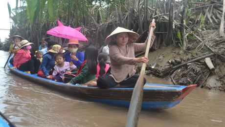 Du khách được đi xuồng tham quan khung cảnh ở cù lao Thới Sơn