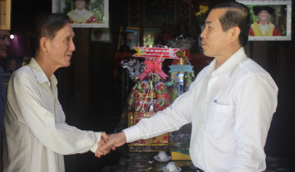 Chủ tịch UBND tỉnh Lê Văn Hưởng thăm, chúc tết Doanh nghiệp Tư nhân Long Thuận.